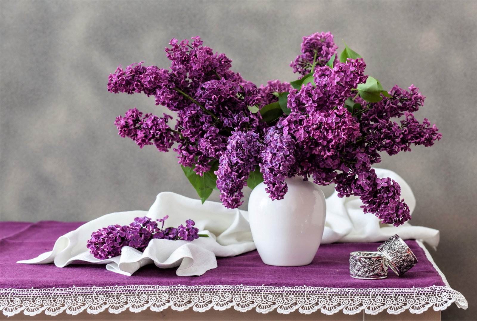 Trưng bày hoa Lilac ở trong nhà (Nguồn: Hoa tươi 360)